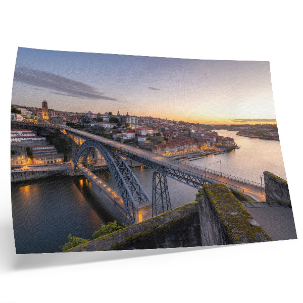 Arte de pared El puente con el sol poniente y la ciudad de fondo.