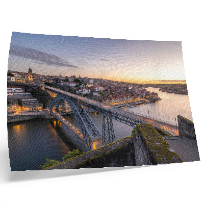 Arte de pared El puente con el sol poniente y la ciudad de fondo.