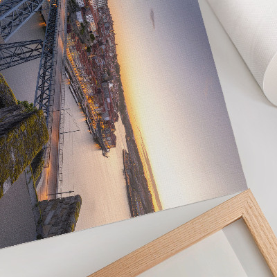 Arte de pared El puente con el sol poniente y la ciudad de fondo.