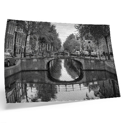 Póster Puentes blancos y negros y espacio urbano con canales
