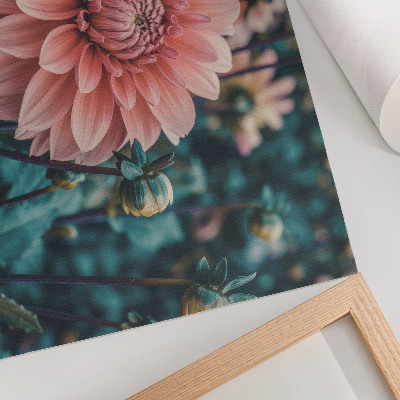 Arte de pared Composición moderna con dalias rosas y hojas verdes.