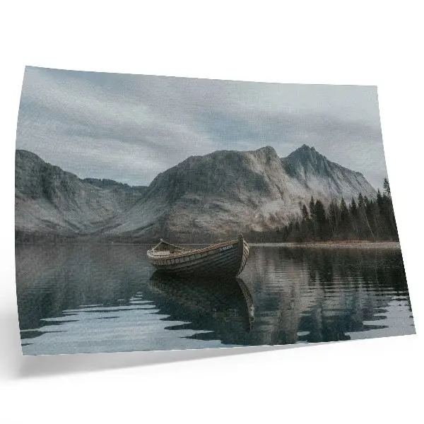 Póster de montañas con lago, barco y ambiente de paz y armonía
