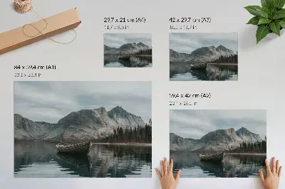Póster de montañas con lago, barco y ambiente de paz y armonía