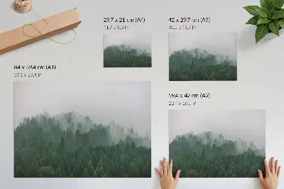 Arte de pared panorama de un bosque brumoso en tonos verdes y grises