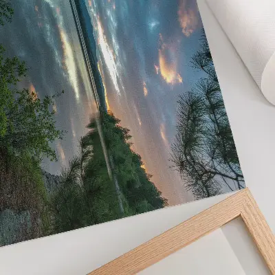 Arte de pared reflejos del lago con cielo verde y árboles tranquilos