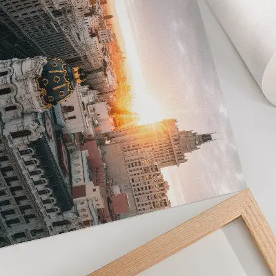 Arte de pared una ciudad nocturna con arquitectura majestuosa