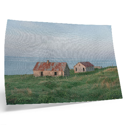 Póster Edificios rústicos, verdes prados, mar