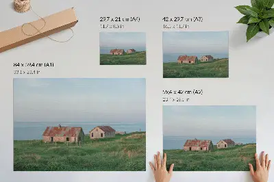 Póster con paisaje de edificios rústicos prados verdes y mar