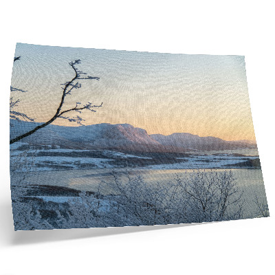 Arte de pared Paisaje invernal de montañas, agua y árboles al atardecer.