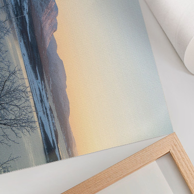 Arte de pared Paisaje invernal de montañas, agua y árboles al atardecer.