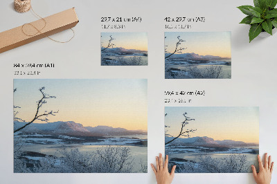 Arte de pared Paisaje invernal de montañas, agua y árboles al atardecer.