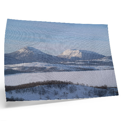 Póster Paisaje invernal de montañas nevadas y cielo despejado