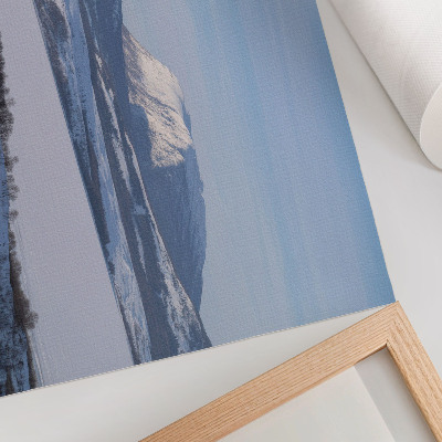 Póster Paisaje invernal de montañas nevadas y cielo despejado