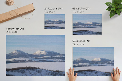 Póster Paisaje invernal de montañas nevadas y cielo despejado