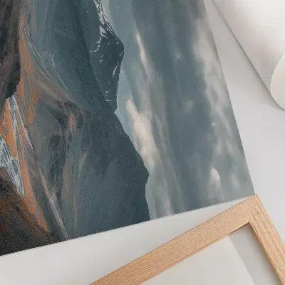 Arte de pared montañas sombrías con arroyos anaranjados y nubes dramáticas