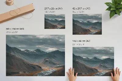 Arte de pared montañas sombrías con arroyos anaranjados y nubes dramáticas