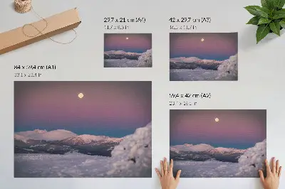 Póster montañas nevadas con luna en tono rosa pastel
