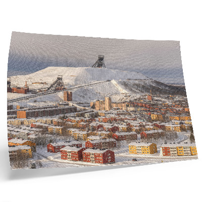 Arte de pared Pueblo invernal con edificios coloridos que contrastan con la nieve.