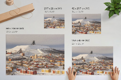 Arte de pared Pueblo invernal con edificios coloridos que contrastan con la nieve.