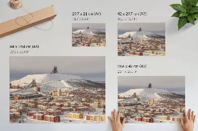 Arte de pared pueblo invernal con edificios coloridos sobre nieve