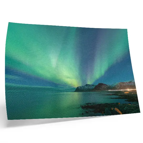 Póster aurora boreal sobre el mar con atmósfera mágica