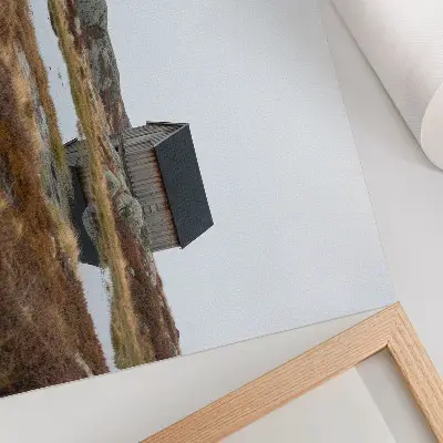 Lámina para cuadro cabaña de madera en un páramo junto a aguas tranquilas