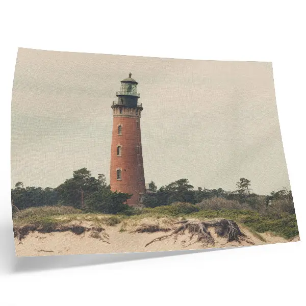 Póster faro en la arena rodeado de árboles y armonía de la naturaleza