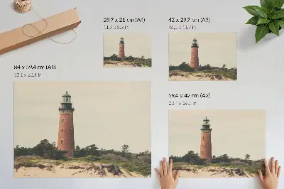 Póster faro en la arena rodeado de árboles y armonía de la naturaleza