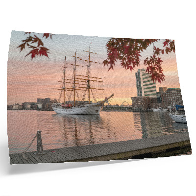 Arte de pared Un velero al atardecer, un panorama tranquilo de la ciudad.
