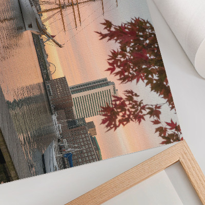 Arte de pared Un velero al atardecer, un panorama tranquilo de la ciudad.