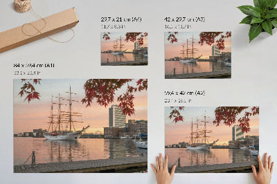 Arte de pared Un velero al atardecer, un panorama tranquilo de la ciudad.