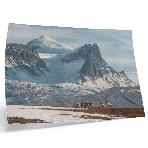 Lámina para cuadro Paisaje invernal pintoresco con renos y montañas.