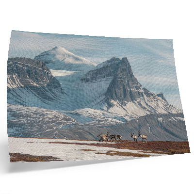 Lámina para cuadro Paisaje invernal pintoresco con renos y montañas.