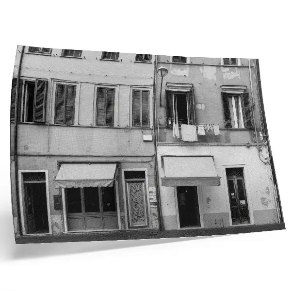 Lámina para cuadro fachada de edificio de apartamentos con contraste minimalista en blanco y negro