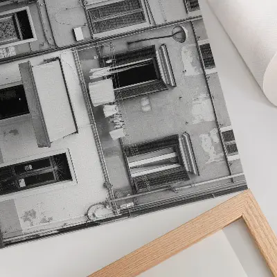 Lámina para cuadro fachada de edificio de apartamentos con contraste minimalista en blanco y negro
