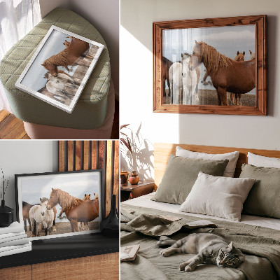 Póster La belleza natural de los caballos con el paisaje como telón de fondo.