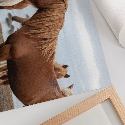 Póster La belleza natural de los caballos con el paisaje como telón de fondo.