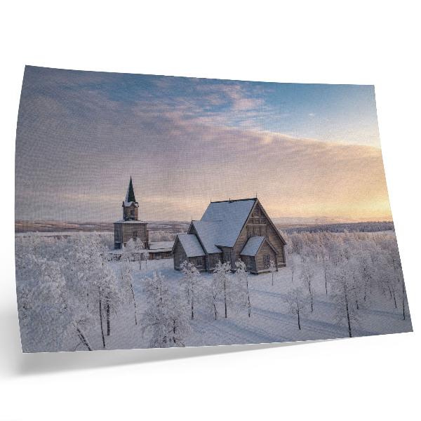 Póster paisaje invernal tranquilo con una iglesia de madera