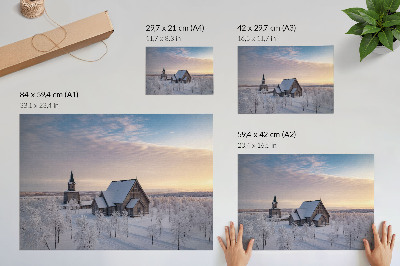 Póster paisaje invernal tranquilo con una iglesia de madera