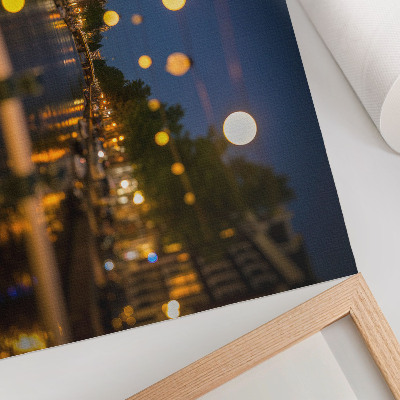 Póster Una ciudad encantadora de noche, con las luces reflejadas en el agua.