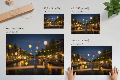 Póster Una ciudad encantadora de noche, con las luces reflejadas en el agua.