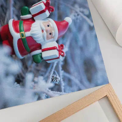 Arte de pared de Papá Noel con regalos en un entorno invernal