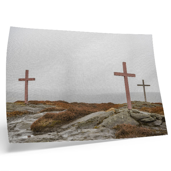 Póster Tres cruces de madera en la brumosa colina de la naturaleza