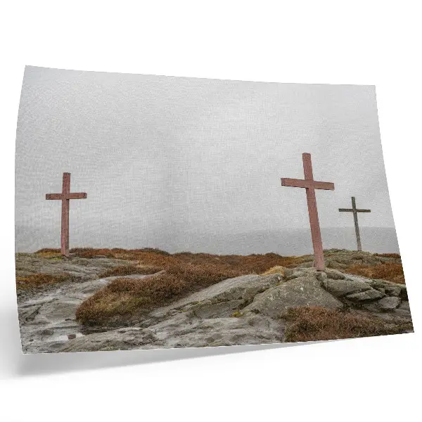 Póster tres cruces de madera en una colina brumosa