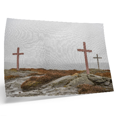 Póster Tres cruces de madera en la brumosa colina de la naturaleza