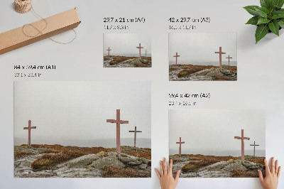 Póster Tres cruces de madera en la brumosa colina de la naturaleza