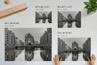 Póster Canal con edificios industriales, reflejos en el agua