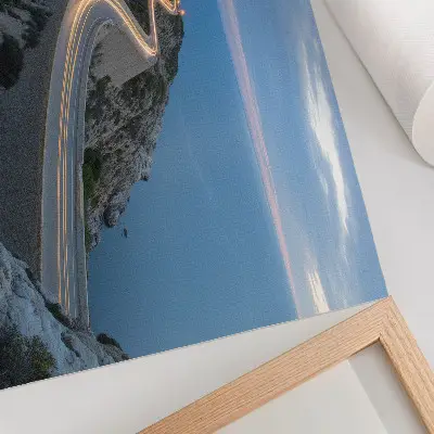 Lámina para cuadro paisaje pintoresco con una linterna y un camino sinuoso por la noche