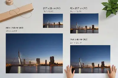 Arte de pared puente y ciudad con luces brillantes al atardecer