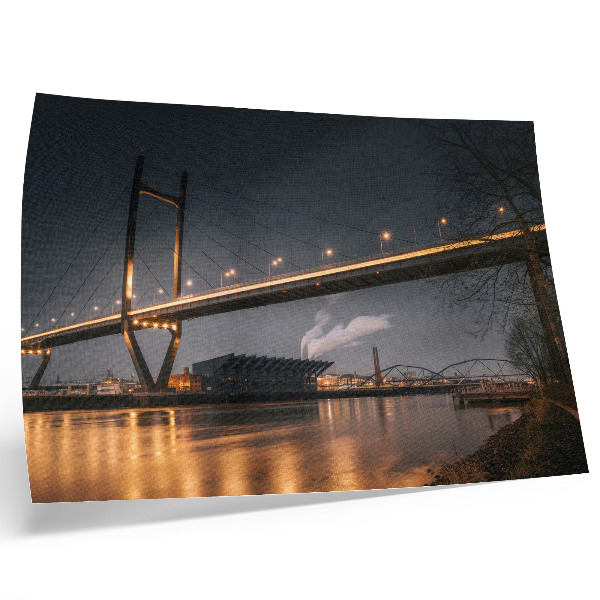 Póster Puente de noche, estructura moderna, ambiente tranquilo.